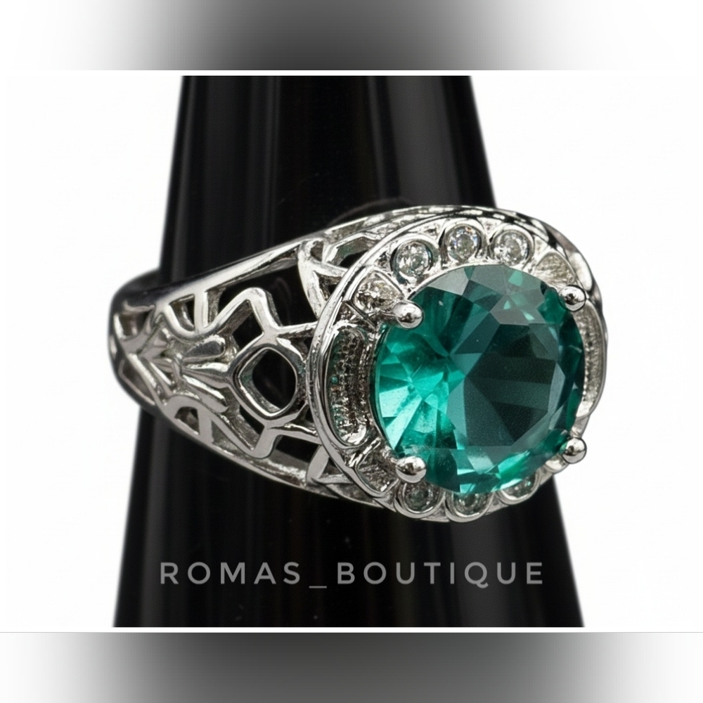 Elegant 925 Sterling Silver and Green Glass Ring